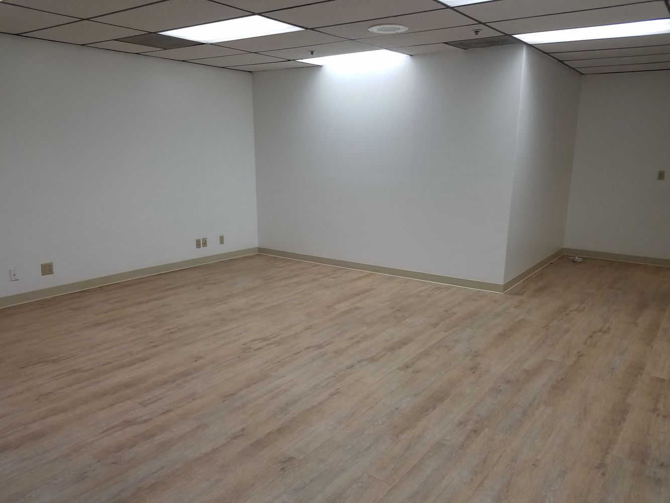 LARGE OPEN OFFICE, SEVERAL USES. FLAT RATE, EASY LEASE